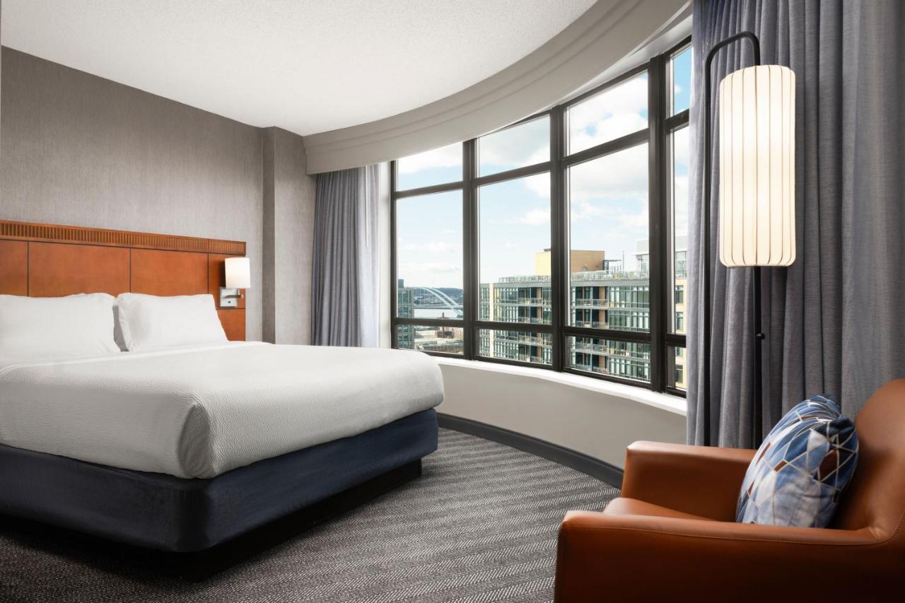 King Room with Bathtub - Mobility Access/Hearing Accessible