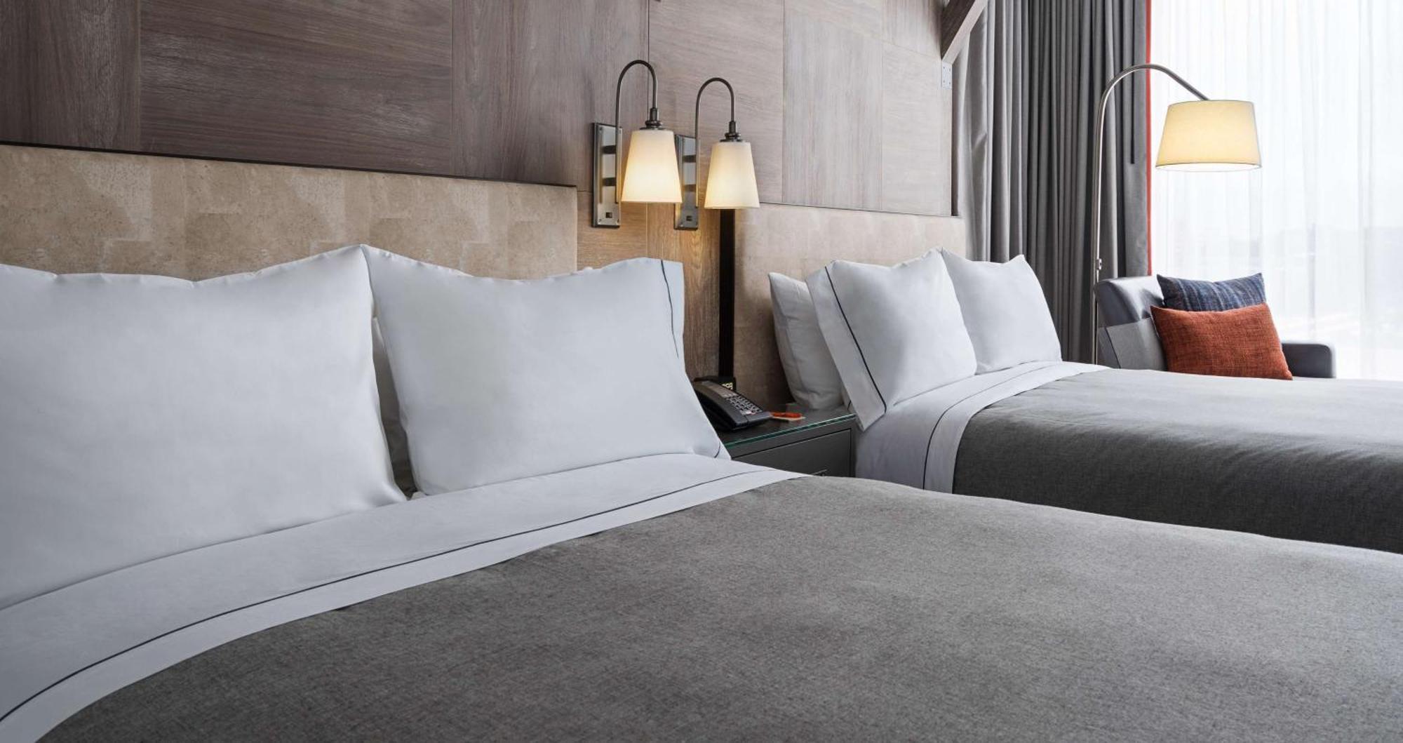 Kamer met 2 Queensize Bedden en Uitzicht op de Rivier