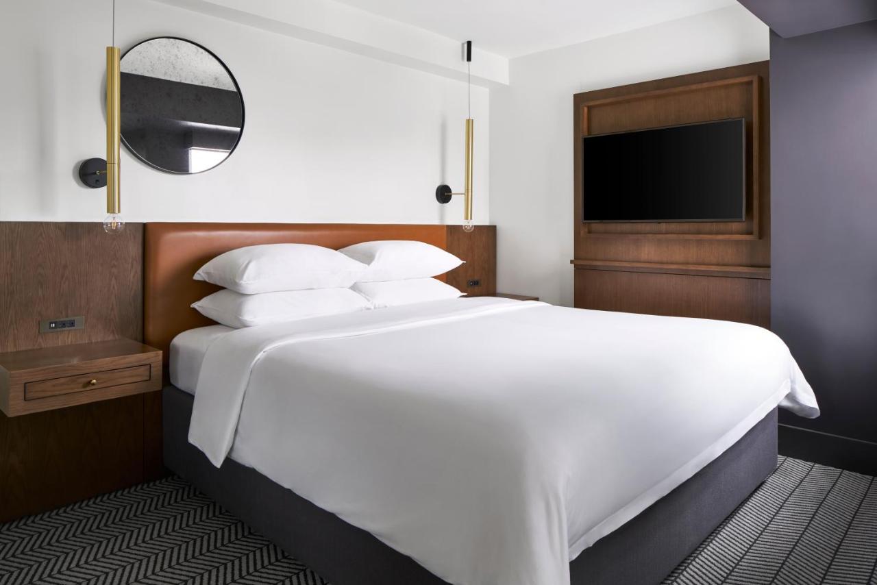 Deluxe King Room with City View and Transfer Shower - Mobility and Hearing Accessible,1275419908:JPEG