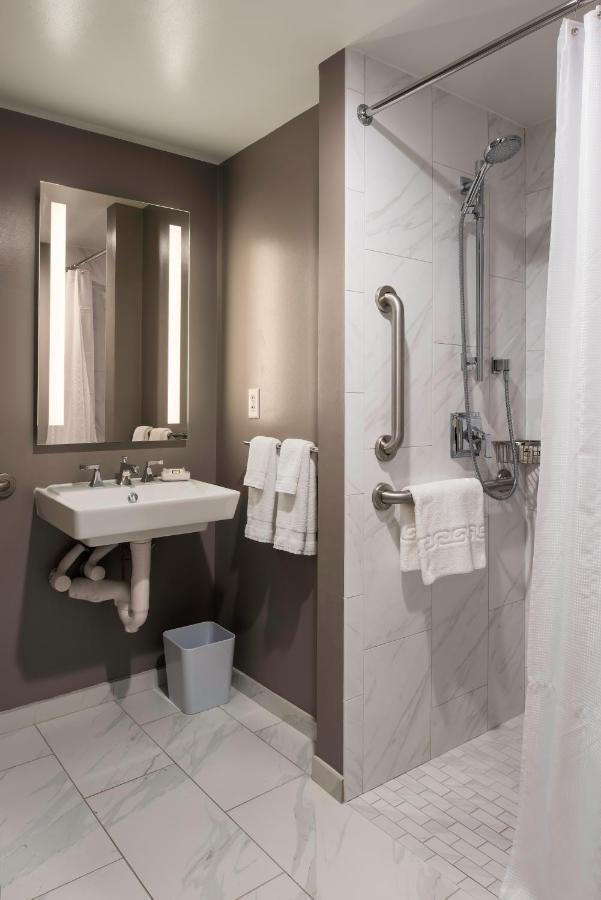 Chambre Lit King-Size - Accessible aux Personnes à Mobilité Réduite