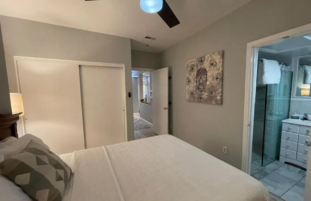 Central Victorian 1-Bed Getaway- National Mall-1
