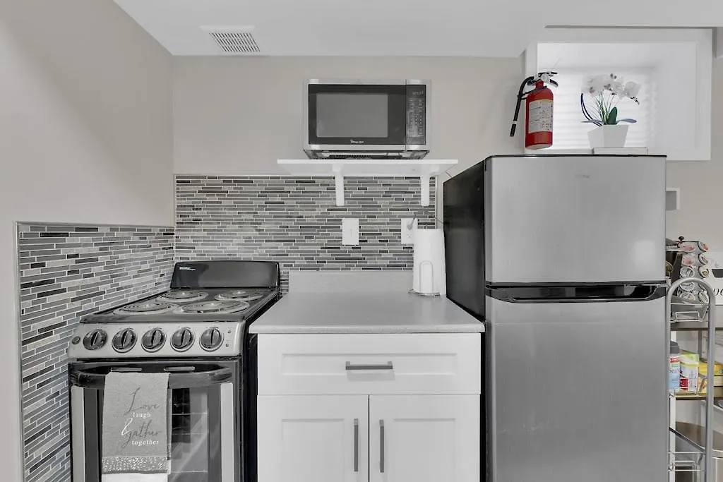 Beautifully Renovated! Cozy Modern Suite W/Free Parking-1