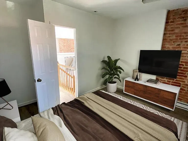 Spacious, Modern & Cozy ~ Capitol Hill ~ Queen Bed-1