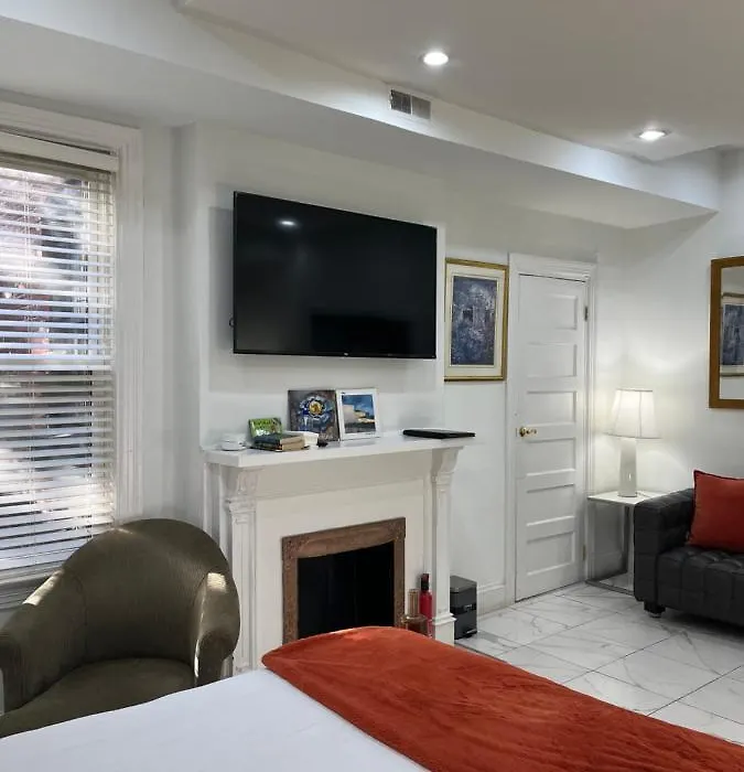 Large DUPLEX Apt 2Bdrm 1Den-Metro-1