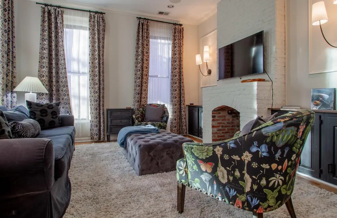 Exceptional Designer Victorian Home , Close To Metro Subway-1
