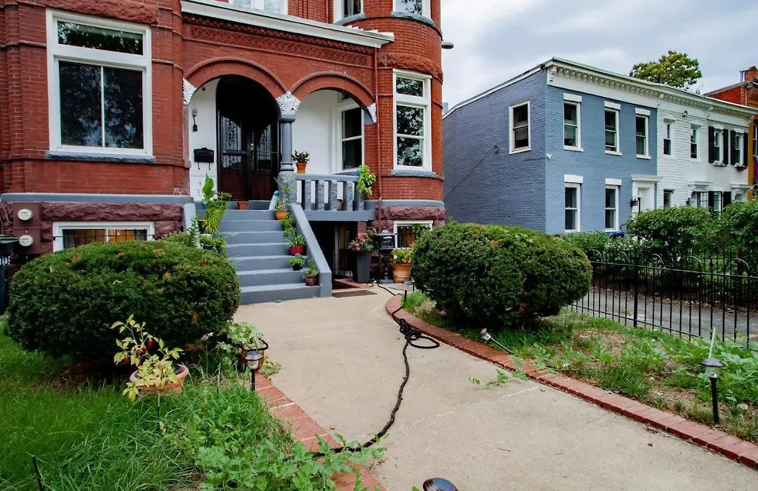 Fancy 1-Br In Central Location Parking Available-1
