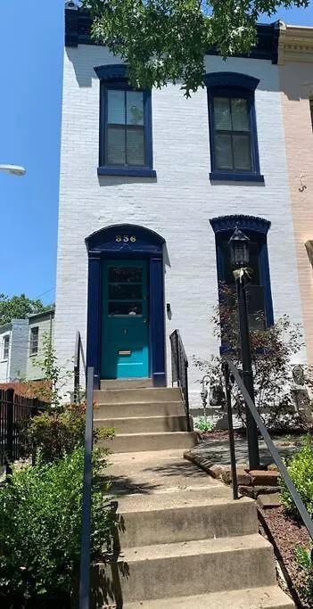 Home In Foggy Bottom Historic District / 2 Bedroom-1