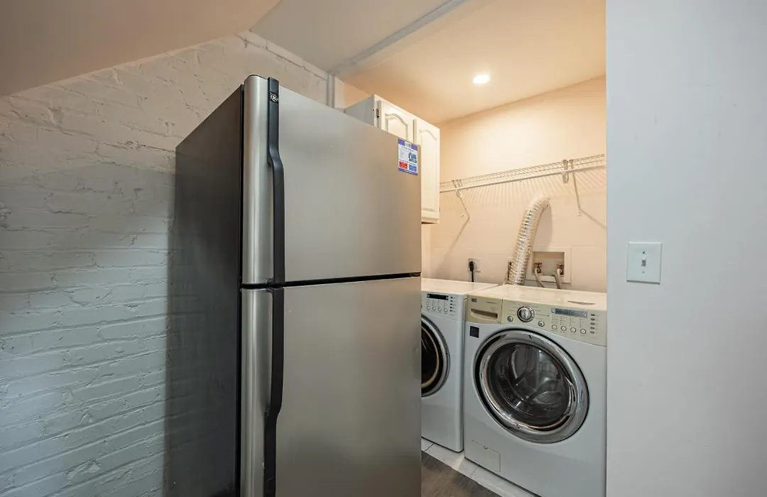 Modern 2 Bedroom Condo W Free Parking!-1