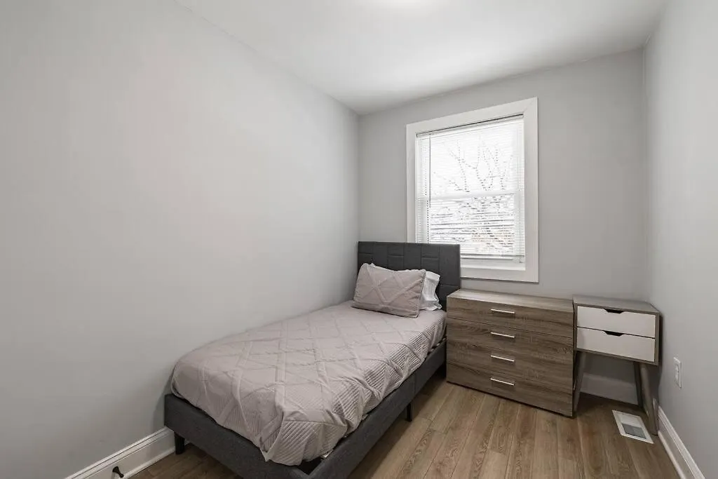 Modern Lux 3Br Updated Townhome W/ Parking-1