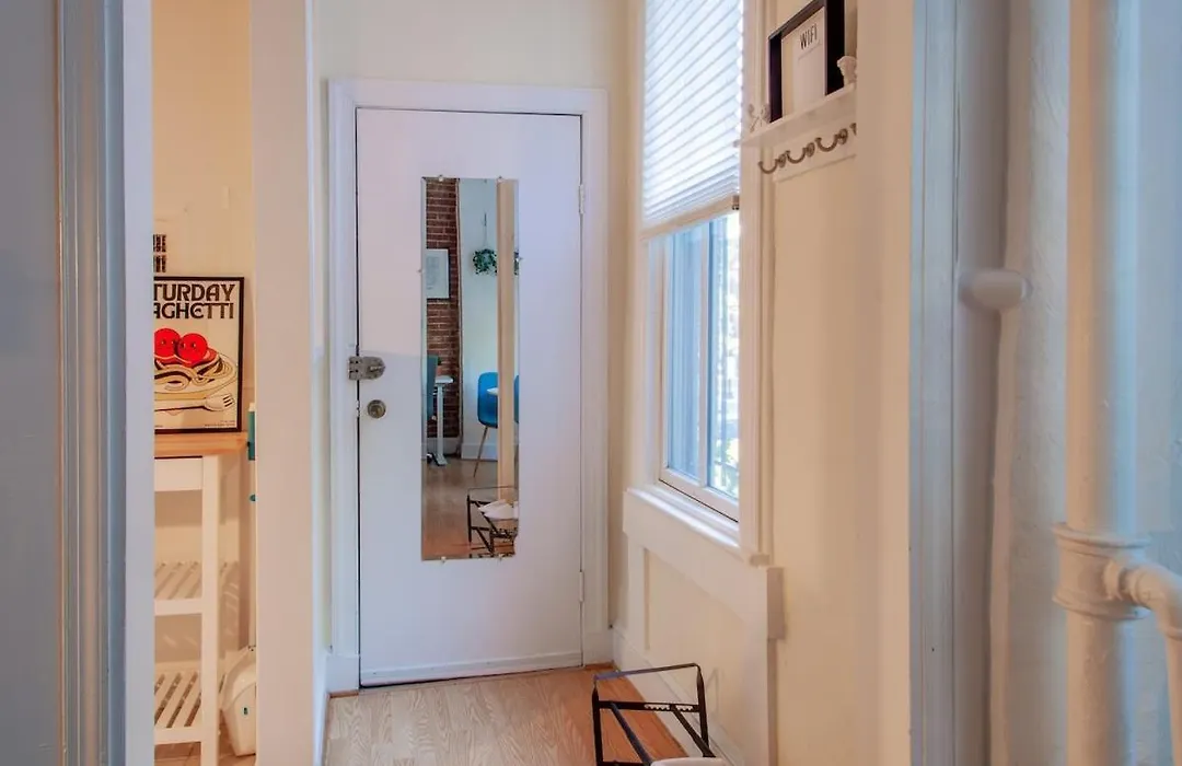 Classy 1-Br Flat Nestled Between Dupont & Logan-1