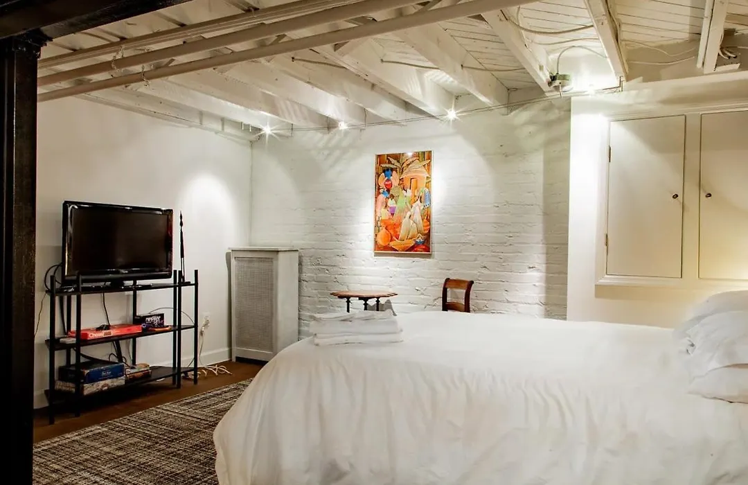 The E St Retreat Lovely 3-Br Nestled Between H St & Eastern Market-1