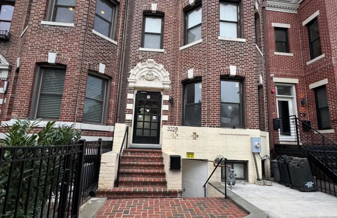 Large Duplex Apt 2Bdrm 1Den-Metro-1
