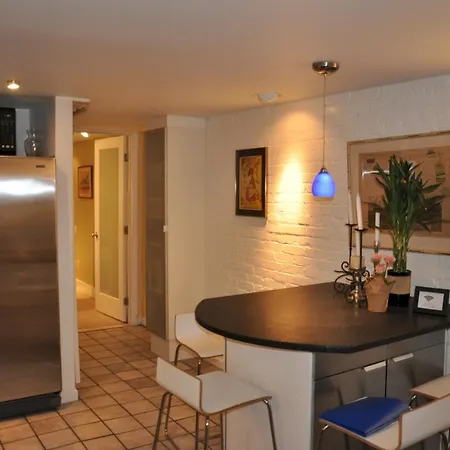 Downtown Large Garden Apartment-3