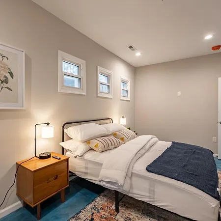 Modern - Lux 1 Bedroom 2 Bed Condo - Prime Location-3