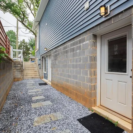Modern - Lux 1 Bedroom 2 Bed Condo - Prime Location-2