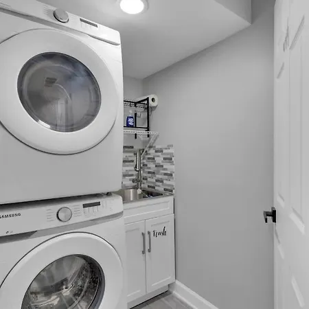 Beautifully Renovated! Cozy Modern Suite W/Free Parking-2