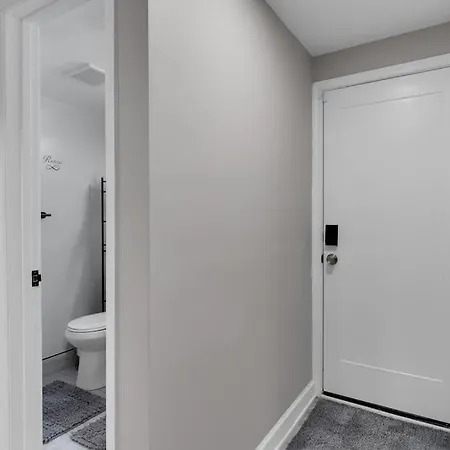 Beautifully Renovated! Cozy Modern Suite W/Free Parking-3