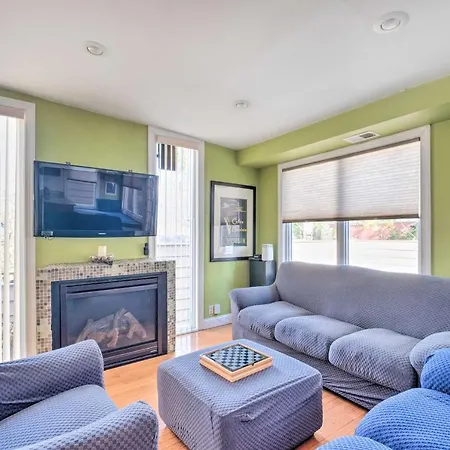Ideally Located Dc Home With Pool Table And Patio-2
