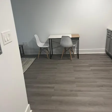 Modern Updated 1 Bedroom Condo Near Transportation-3