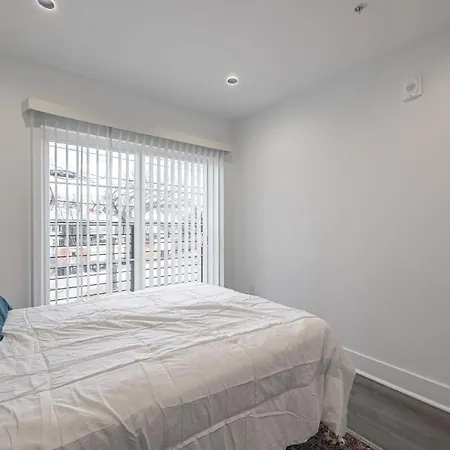 Modern Lux 1 Bedroom 1 Bed Condo-3