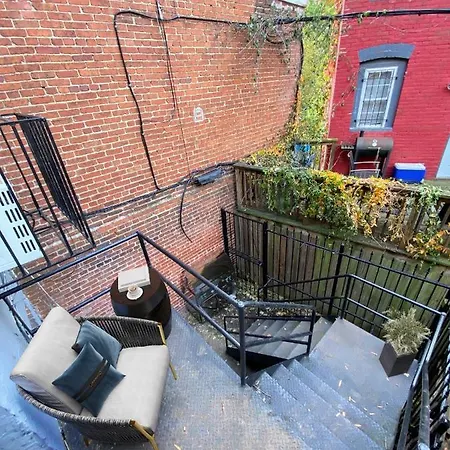 Spacious, Modern & Cozy ~ Capitol Hill ~ Queen Bed-3