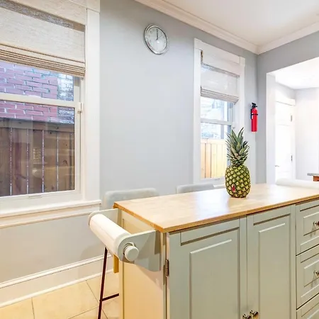 Historic H Street Corridor Townhome, Patio And Grill-2
