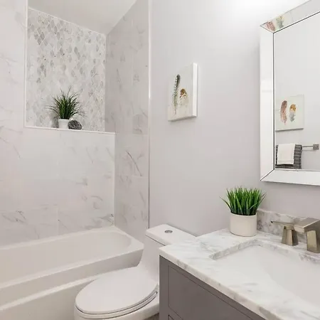 Fab Queen Bedroom With Shared Common Areas & Bathroom-2