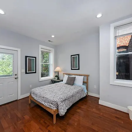 Fab Queen Bedroom With Shared Common Areas & Bathroom-3