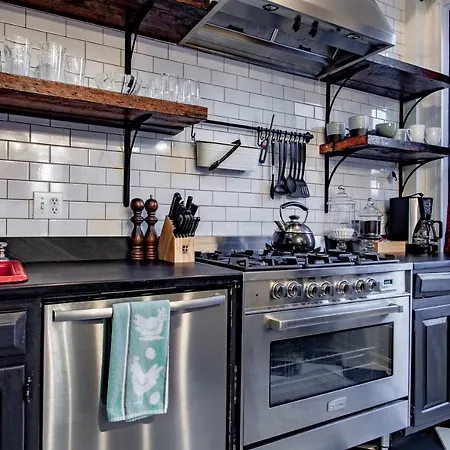 Exceptional Designer Victorian Home , Close To Metro Subway-2