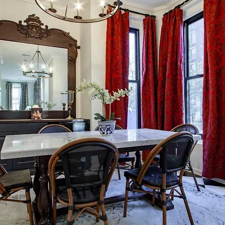 Exceptional Designer Victorian Home , Close To Metro Subway-3