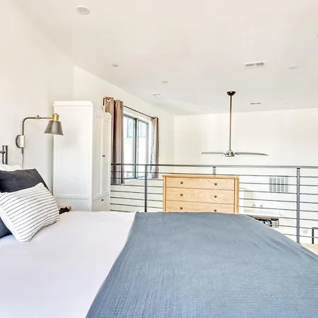 Eastern Mkt 2Br W Wd Rooftop Nr Tj Metro Wdc-407-2