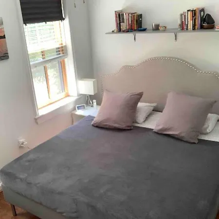 Home In Foggy Bottom Historic District / 2 Bedroom-3