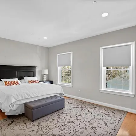 Spacious Home For Gathering: Business Or Family Retreat!-3