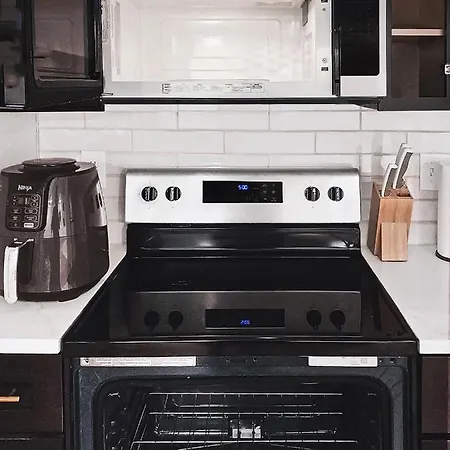 Rivera Properties 2Br/3Ba Apartment-3