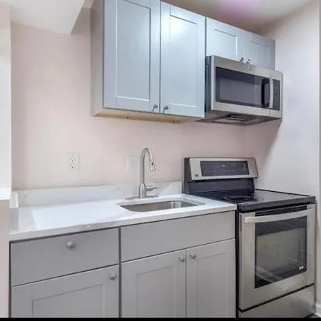 Modern 2 Bedroom Condo W Free Parking!-2