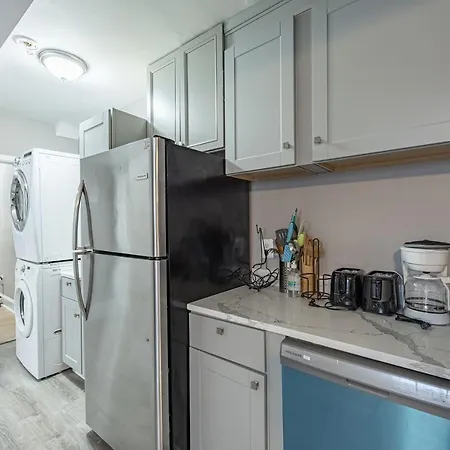 Modern Updated Condo Near Downtown-2