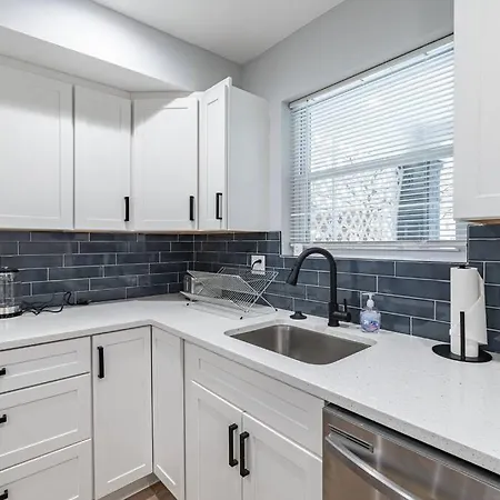 Modern Lux 3Br Updated Townhome W/ Parking-3