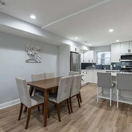 Modern Lux 3Br Updated Townhome W/ Parking-2