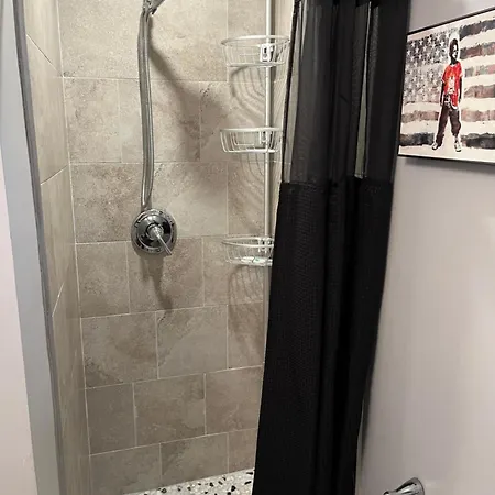 Urban Retreat Basement Studio Only Two Blocks From Metro! Off Street Parking!-2