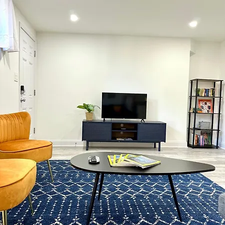 Stylish 1 Bed - 5 Min Walk To Metro, Free Parking!-2