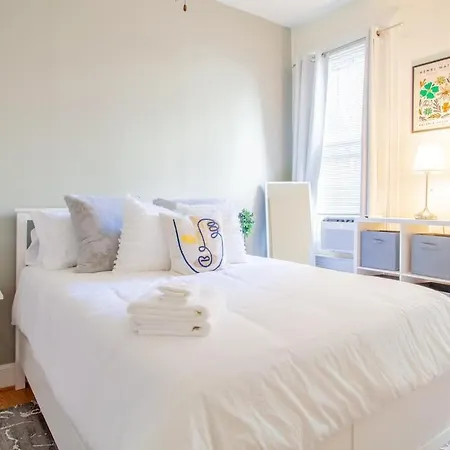 Classy 1-Br Flat Nestled Between Dupont & Logan-2