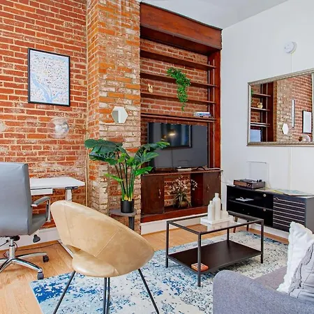 Classy 1-Br Flat Nestled Between Dupont & Logan-3