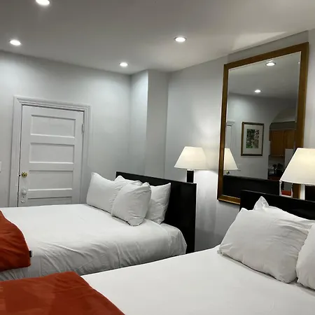 Gorgeous Refurbished 1Bdrm And 1Den Home-2
