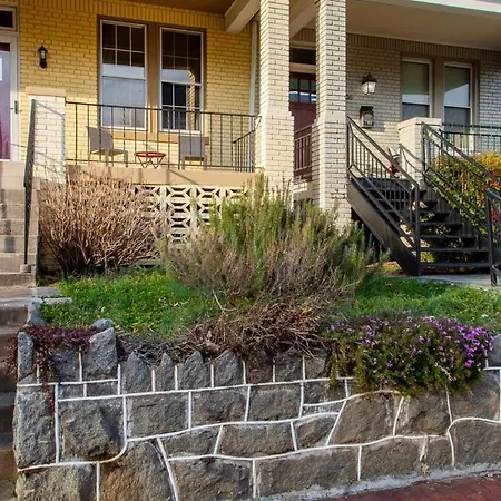 The E St Retreat Lovely 3-Br Nestled Between H St & Eastern Market-2