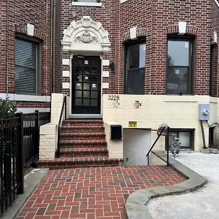 Gorgeous Refurbished 1Bdrm And 1Den Home-3