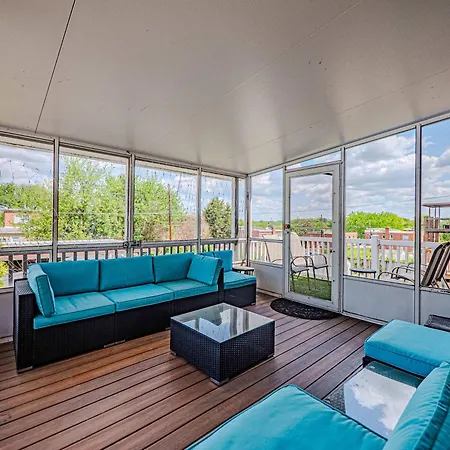 Gorgeous Home Tucked Away In Greener Part Of Town Transit-Friendly-3