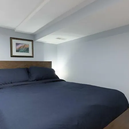 Luxury 2 Bedroom Apartment W/ Free Parking-3