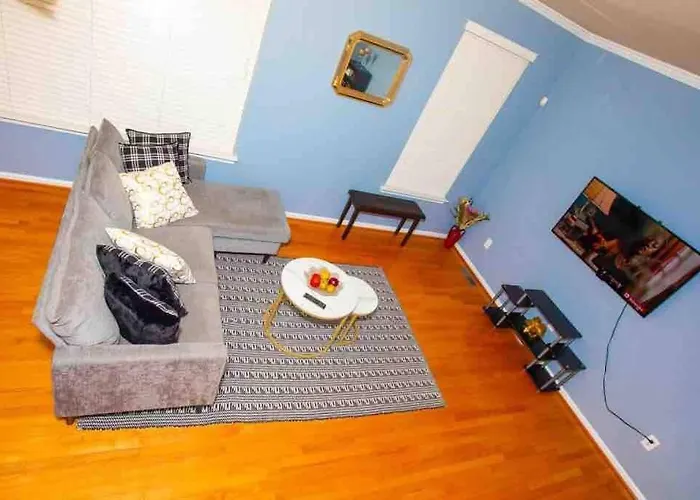 Luxe Palace: Cheerful 2Br & 3.5Ba Located In Dc