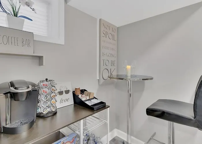 Beautifully Renovated! Cozy Modern Suite W/Free Parking
