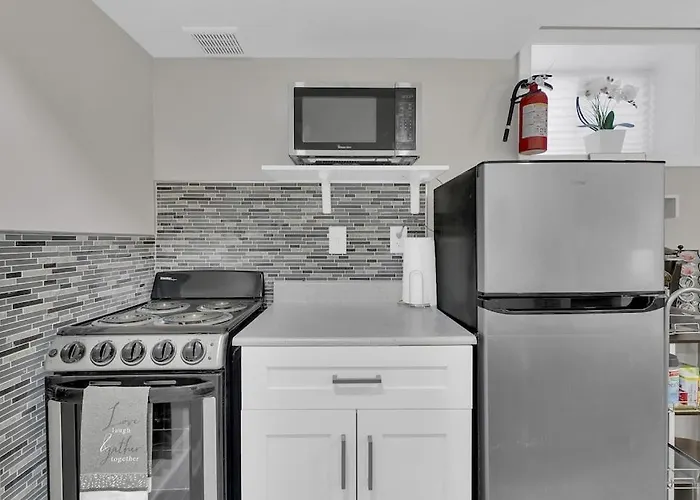 Beautifully Renovated! Cozy Modern Suite W/Free Parking